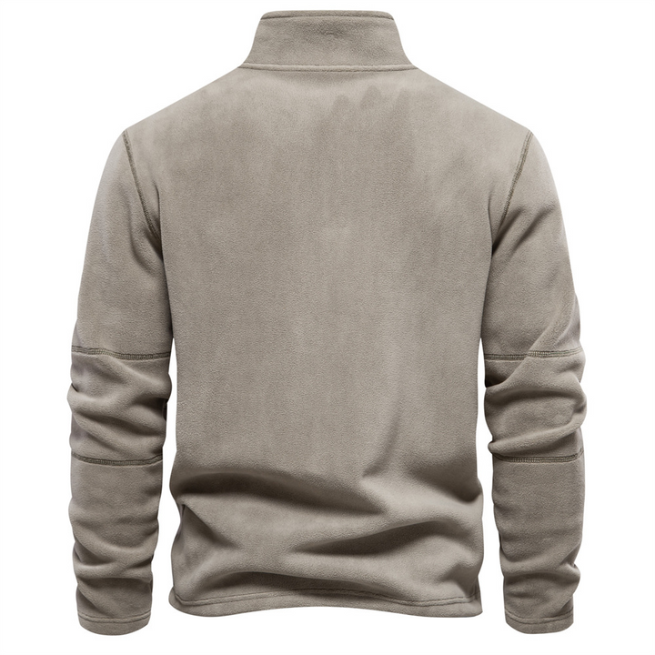 Man draagt een comfortabele heren trui met ritskraag, perfect als warme bovenkleding.