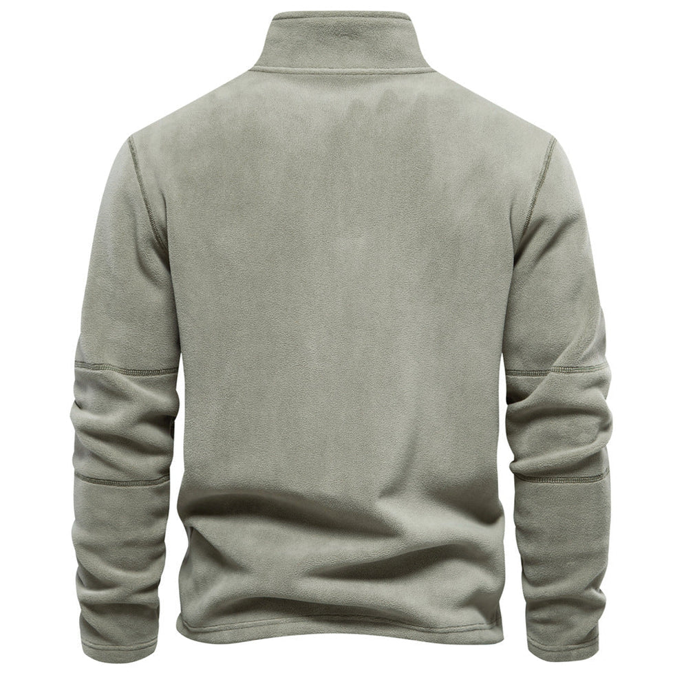 Man draagt warme fleece trui, ideaal voor koude winterochtenden of outdoor avonturen. Comfortabel en stijlvol.