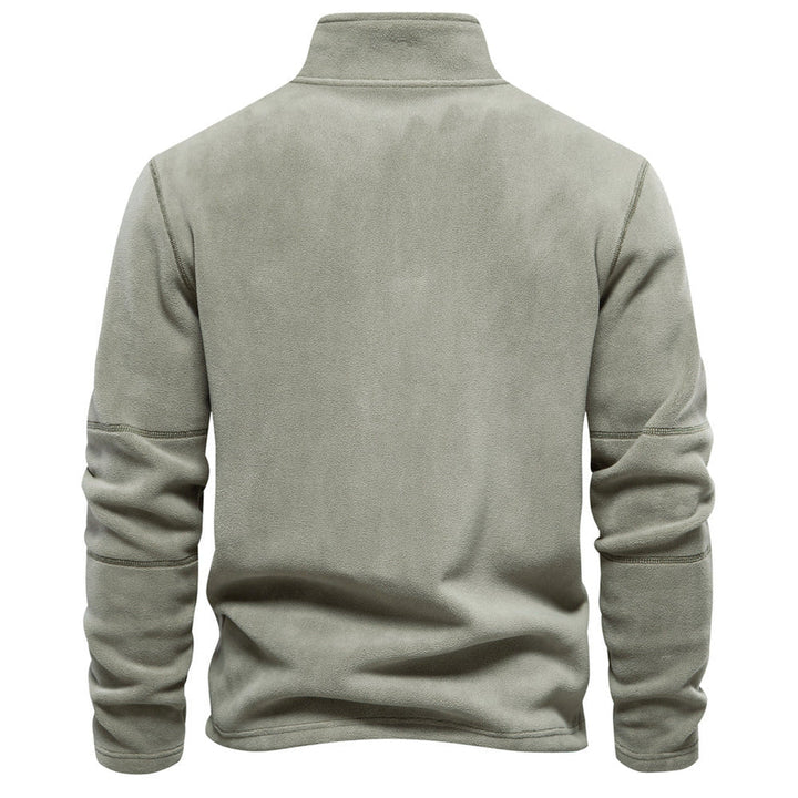 Man draagt warme fleece trui, ideaal voor koude winterochtenden of outdoor avonturen. Comfortabel en stijlvol.