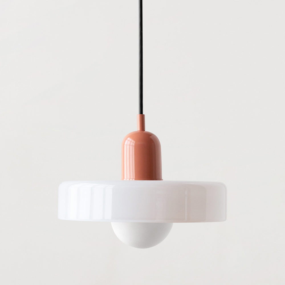 Bauhaus hanglamp met warme gloed, perfect voor sfeervolle woonkamer verlichting.