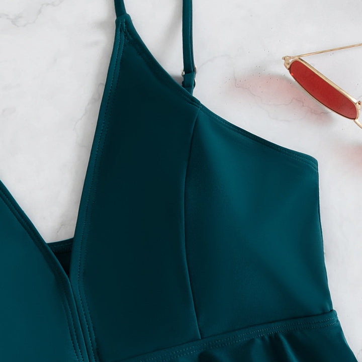 Stijlvol geplooid dames badpak met corrigerend effect, perfecte strandmode voor een elegante zomerlook.