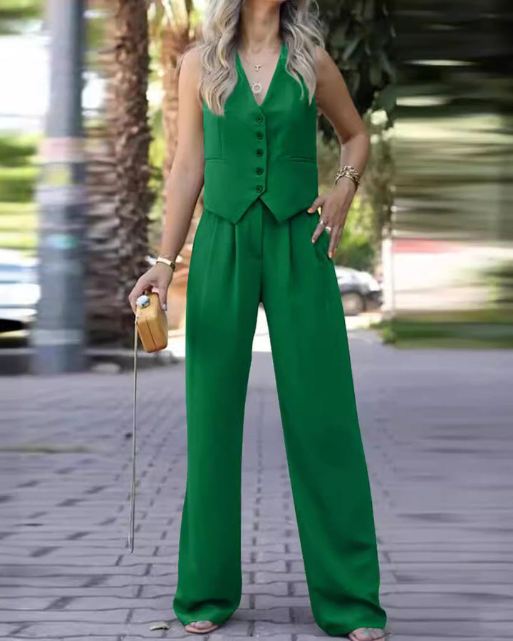 Tweedelig damespak: elegant mouwloos blazer en slim-fit broek. Ideaal voor zakelijke en chique zomerstijl.