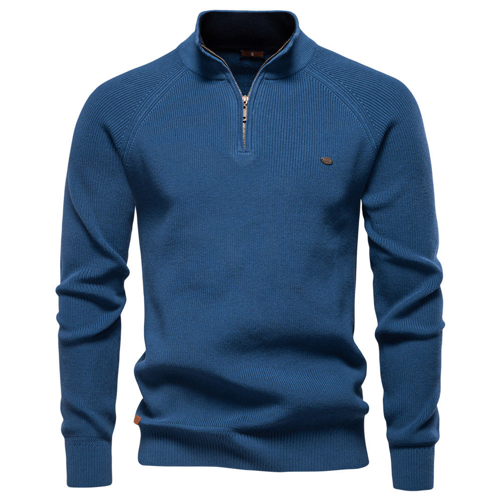 Opgevouwen luxe heren trui met kwartrits. Essentiële, comfortabele herfst/winter mode voor de moderne man.