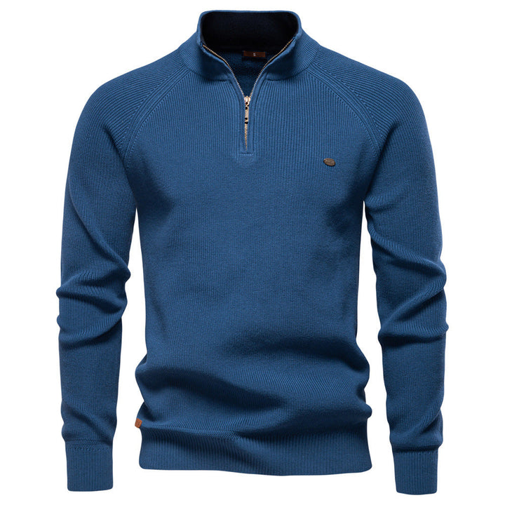 Opgevouwen luxe heren trui met kwartrits. Essentiële, comfortabele herfst/winter mode voor de moderne man.