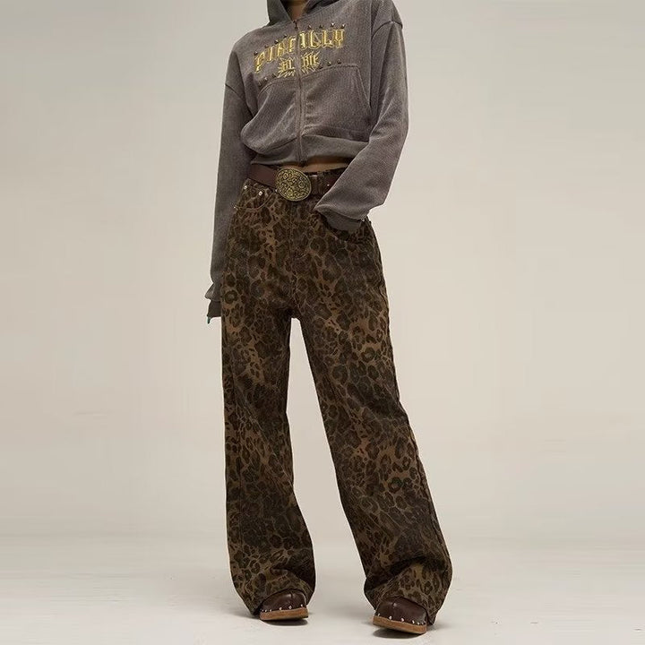 Trendy luipaardprint dames jeans Layla; veelzijdig en comfortabel voor casual en stijlvolle gelegenheden.