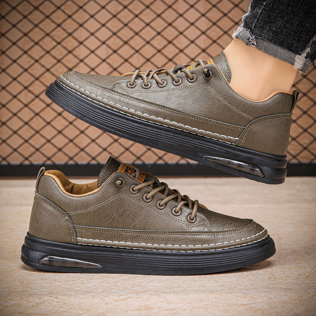 Casual zwarte heren sneakers met dikke zool en veters. Deze comfortabele lage schoenen zijn ideaal voor dagelijks gebruik.
