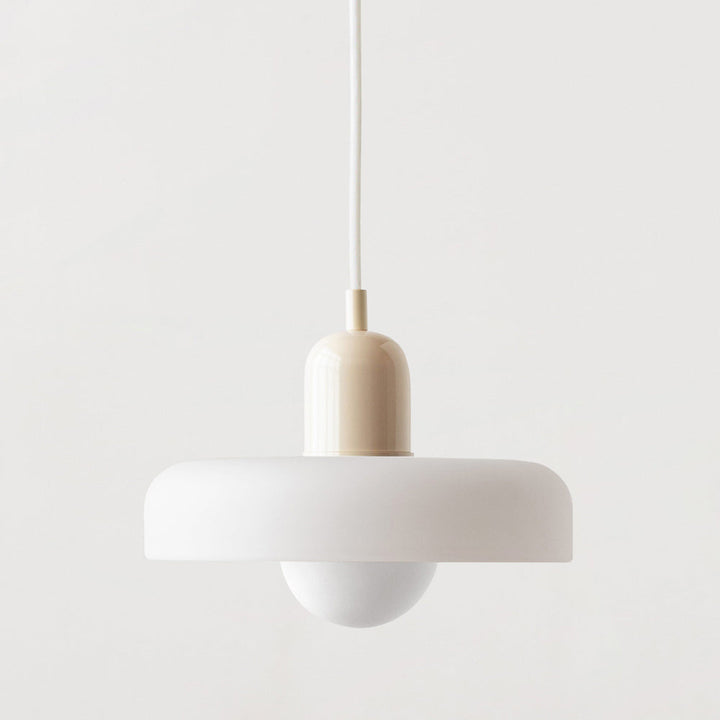 Kleurrijke design hanglamp van glas: ColorLoop Bauhaus stijl, brengt warme sfeer in interieur.