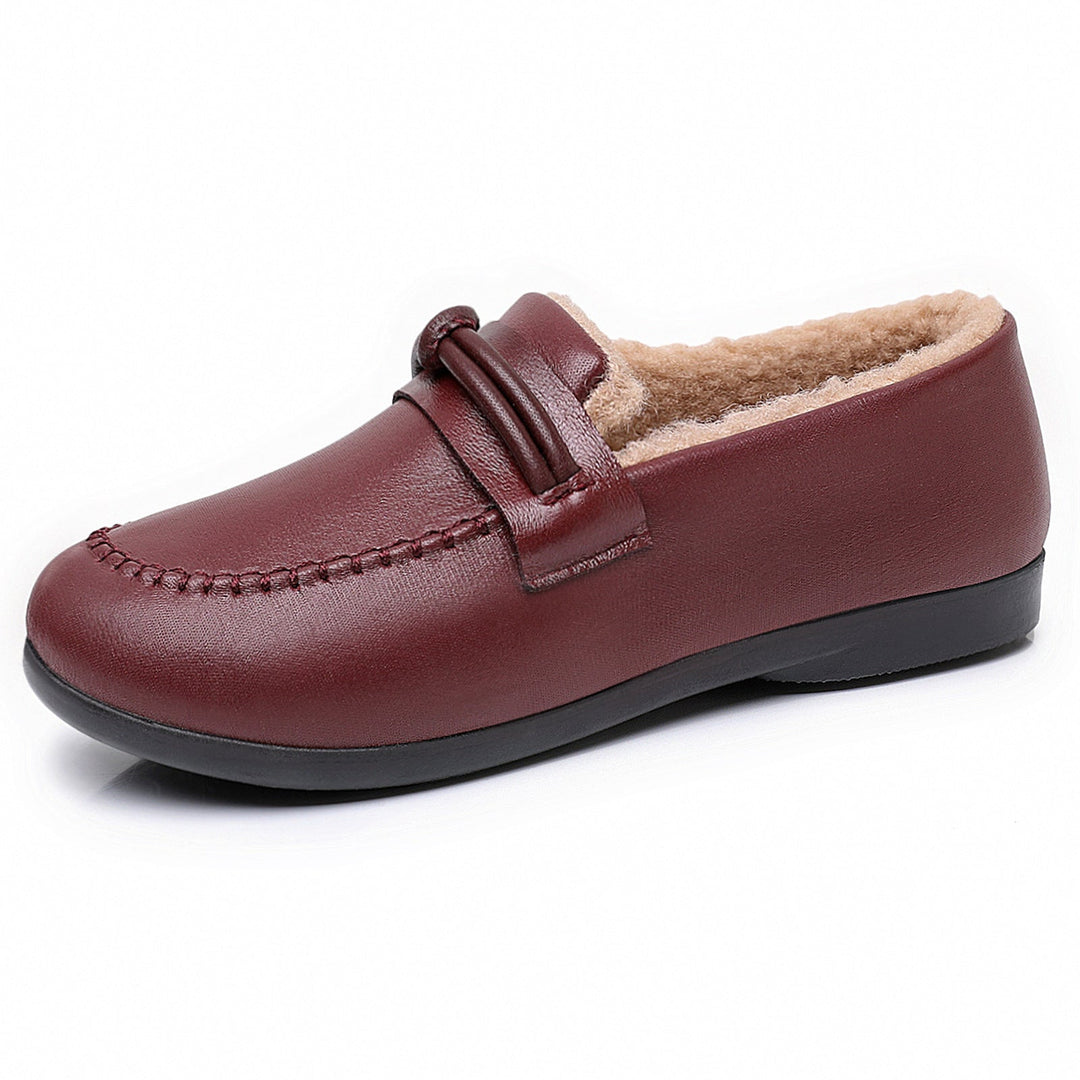 Rode dames mocassins met thermische voering. Stijlvolle en warme casual schoenen, perfect voor wintercomfort.