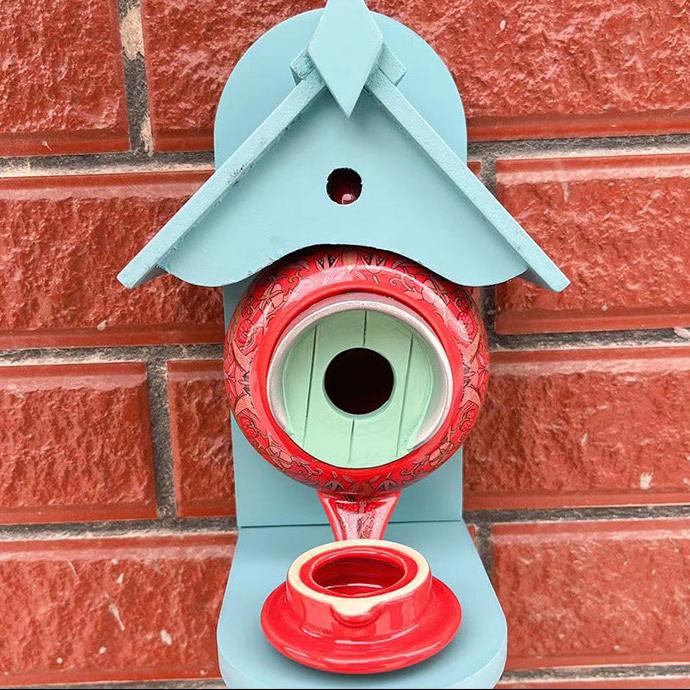 Theepot vogelhuisje voor buitenleven, van keramiek en hars. Een prachtige en functionele tuindecoratie voor vogels.