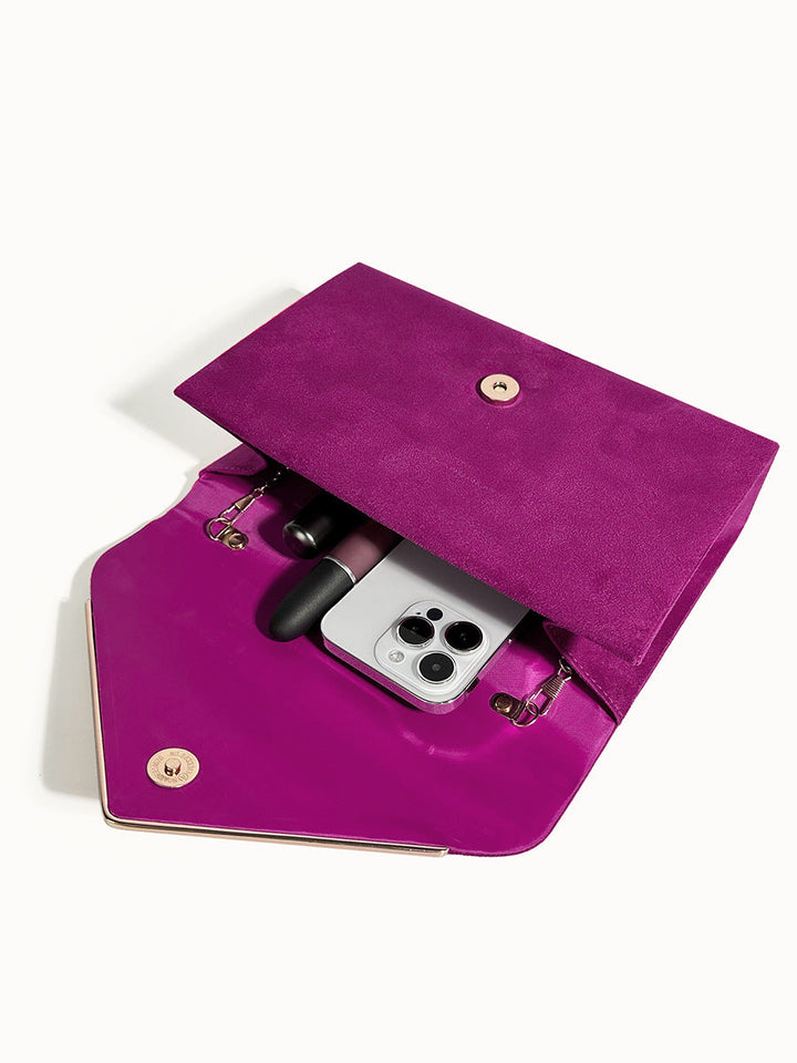 Trendy dames feesttas: fluwelen clutch met suède-afwerking en chique ketting, ideaal accessoire.