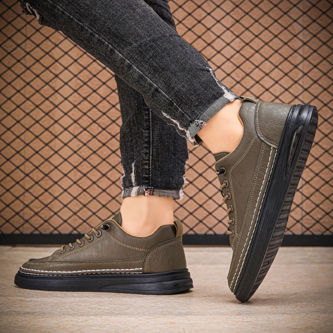 Stijlvolle heren casual sneakers met opvallende dikke zool. Deze comfortabele veterschoenen zijn perfect voor elke dag.