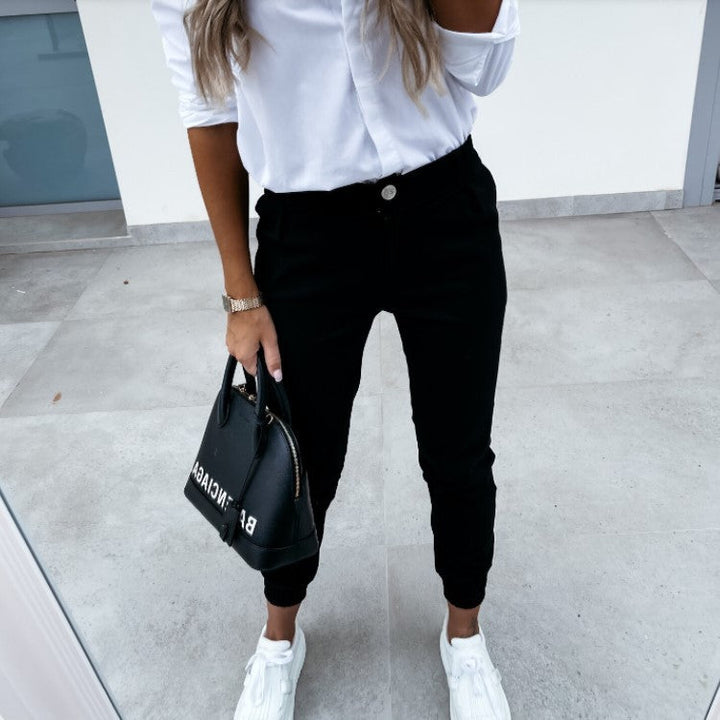 Chique damesbroek met hoge taille en skinny pasvorm, ideaal voor kantoor of avondje uit.