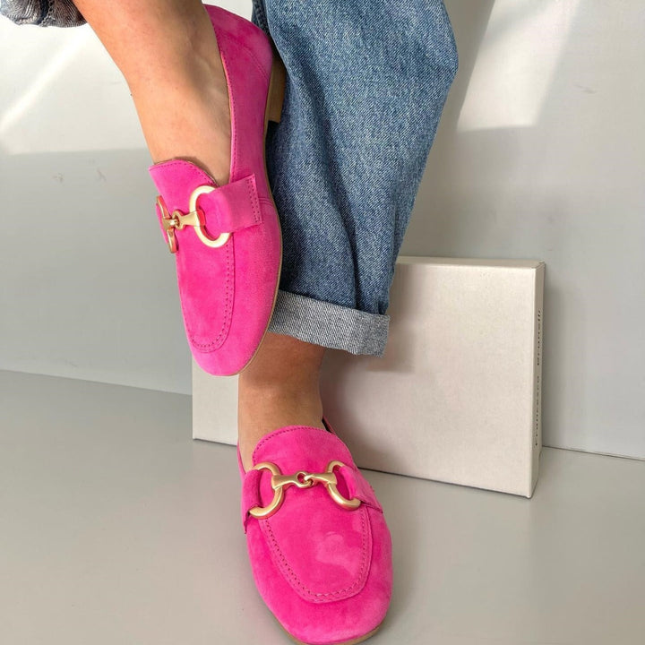 Modieuze roze dames mocassins met platte zool, comfortabel en veelzijdig, afgewerkt met subtiel metallic detail.