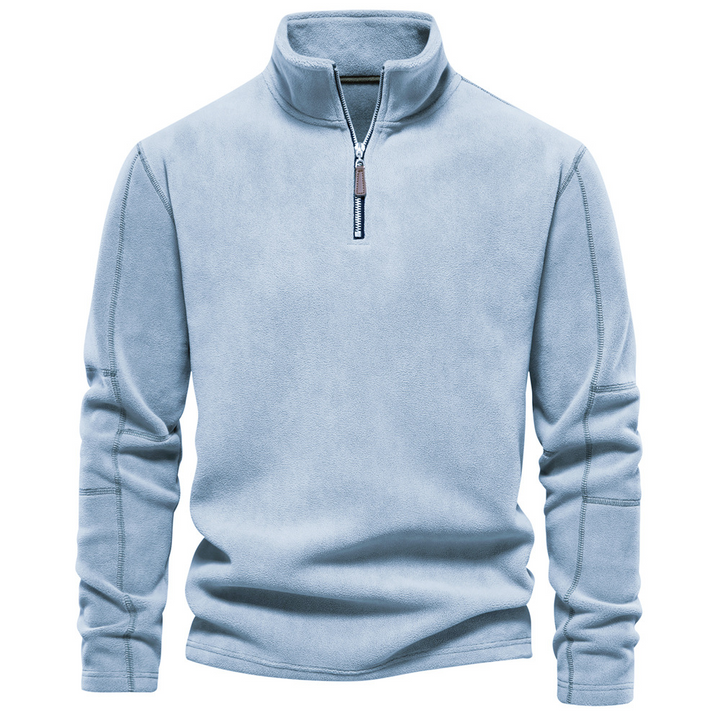 Gedetailleerde weergave van de ritskraag op een warme heren pullover, casual en functioneel.