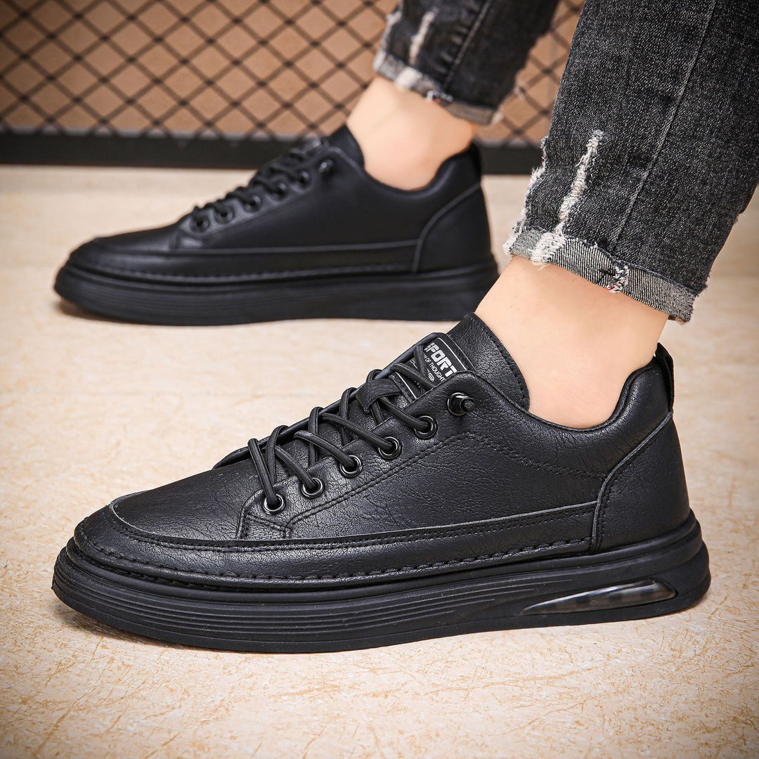 Zwarte heren comfort sneakers met dikke zool, perfect voor een casual look. Duurzame veterschoenen voor dagelijks comfort.
