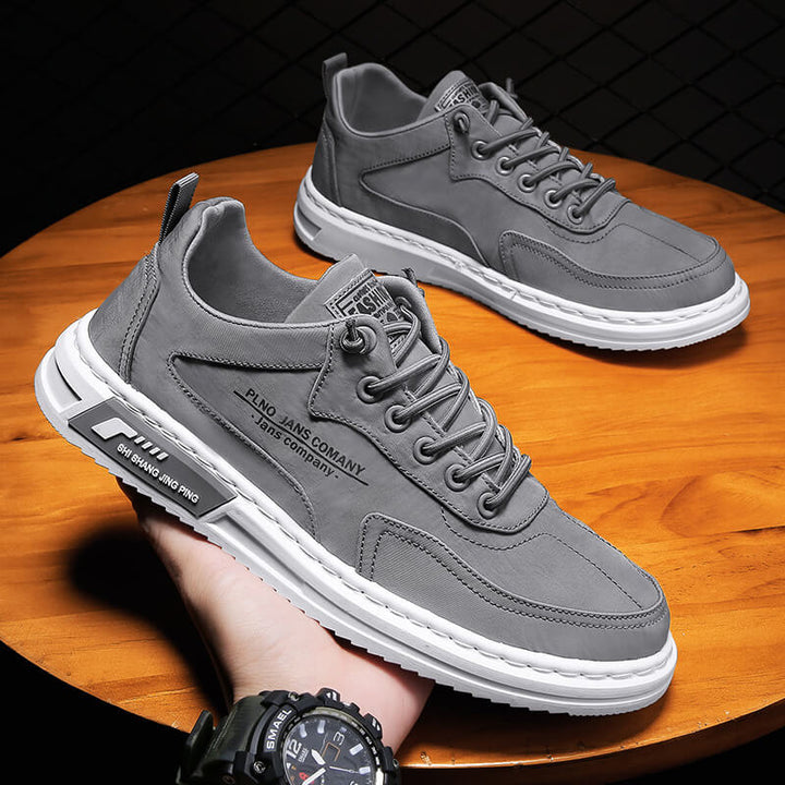 Zwarte orthopedische heren sneaker, close-up van de antislip zool en voetondersteuning. Comfortabel en stijlvol.