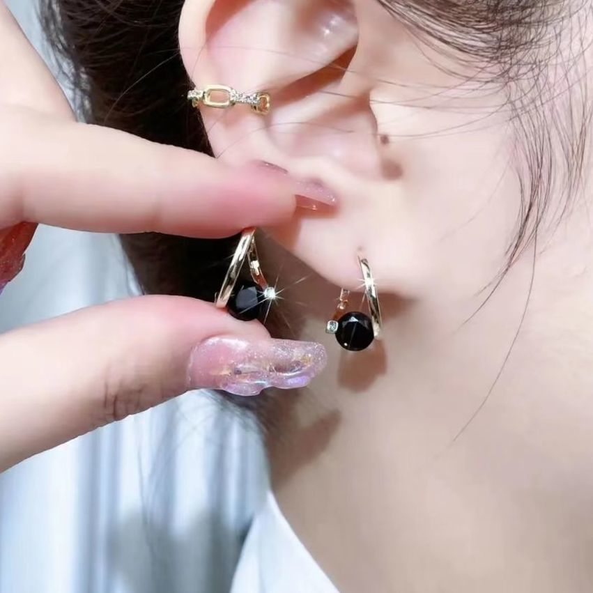 Accessoire: stijlvolle dames germanium oorbellen. Verfijnd en veelzijdig voor elke outfit. Cadeau idee.