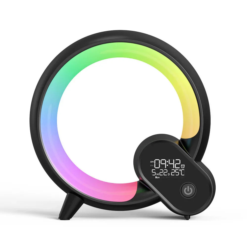 Gebruiker bedient de Liora slimme nachtlamp via app voor witte ruis en gepersonaliseerde kleuren.