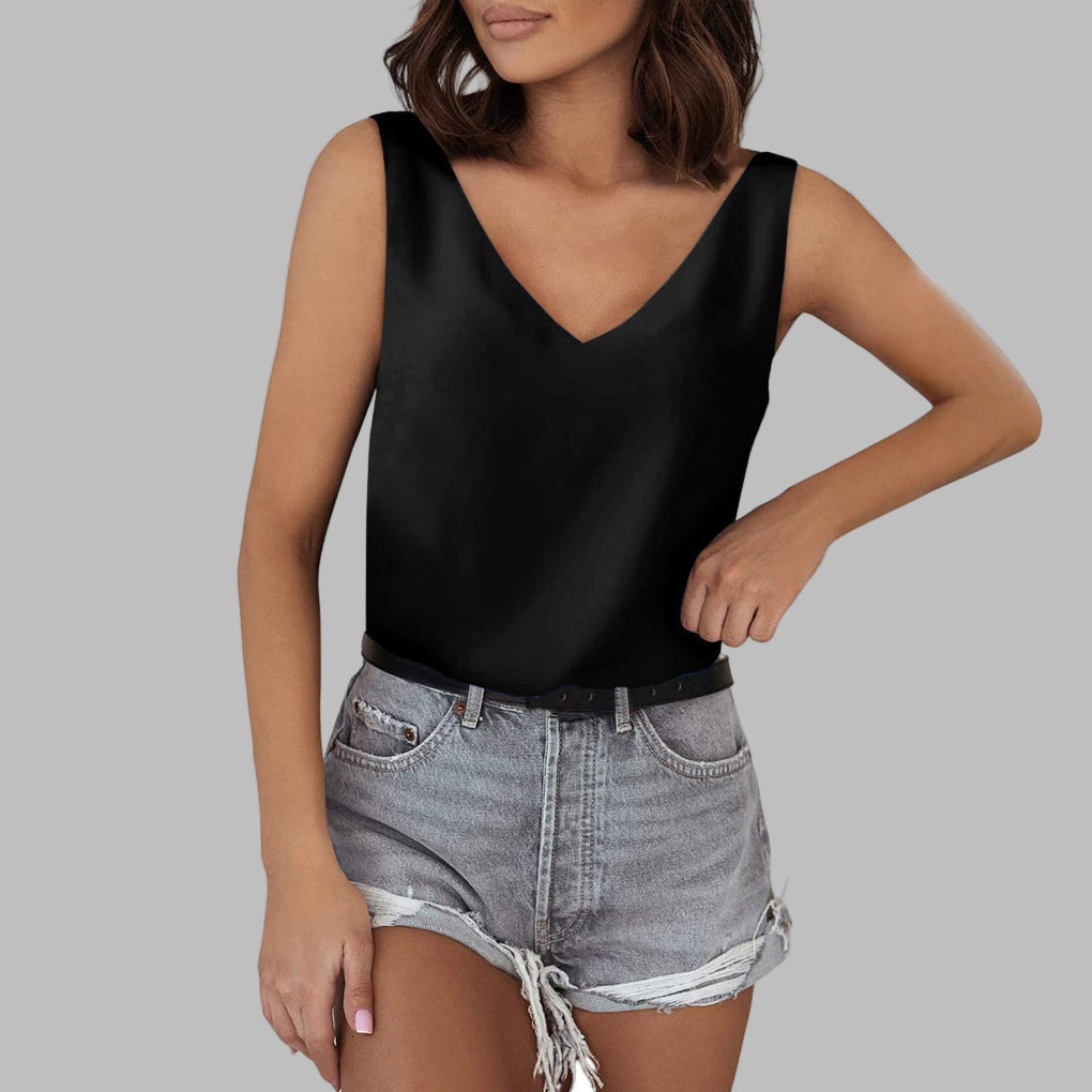 Mouwloze Celeste plus size V-hals dames tanktop met elegante golfrand, ideaal voor casual chic zomerlooks.