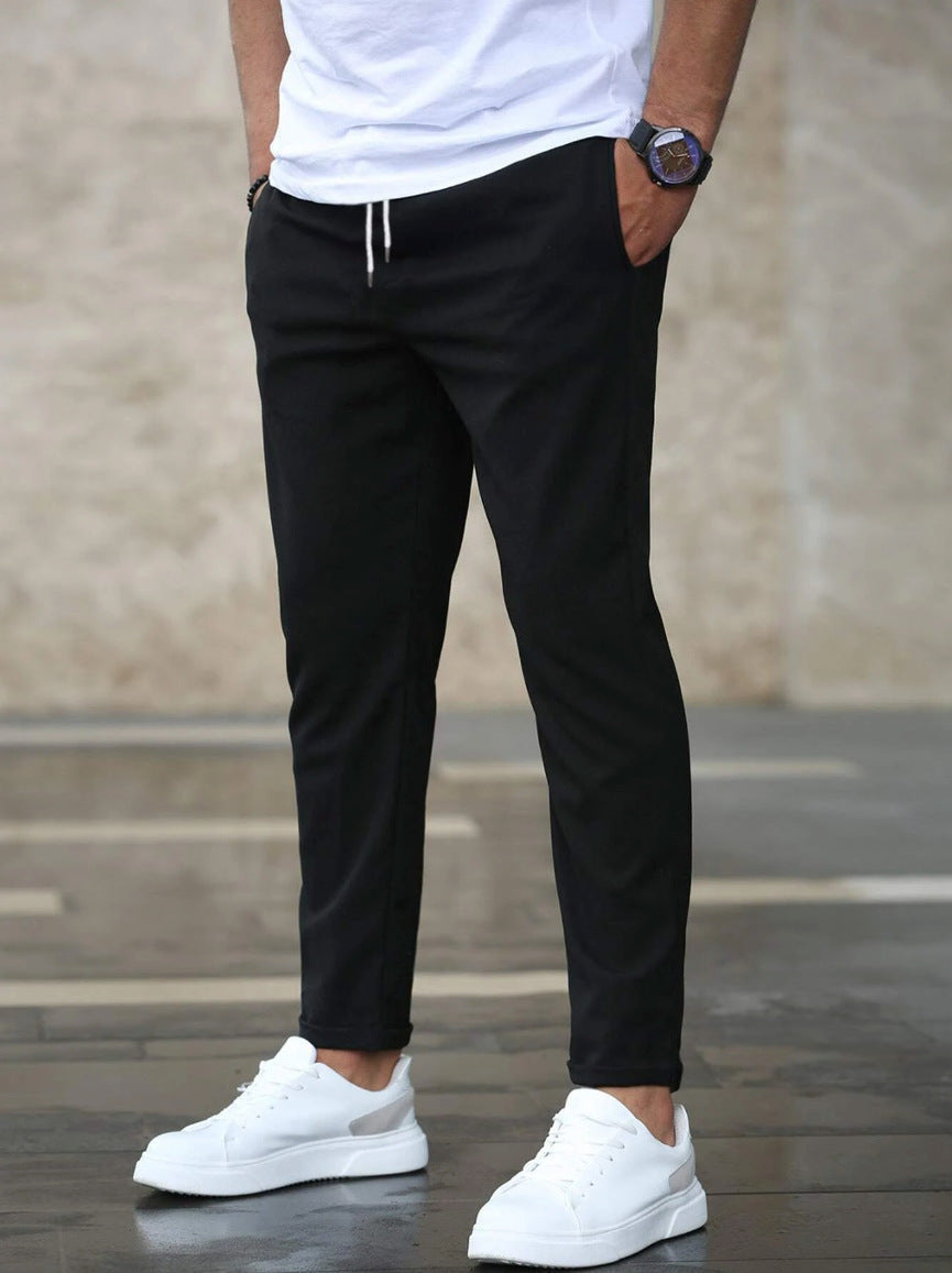 Zijaanzicht van een stijlvolle en comfortabele herenbroek, elastisch en veelzijdig voor casual lente/zomer mode.