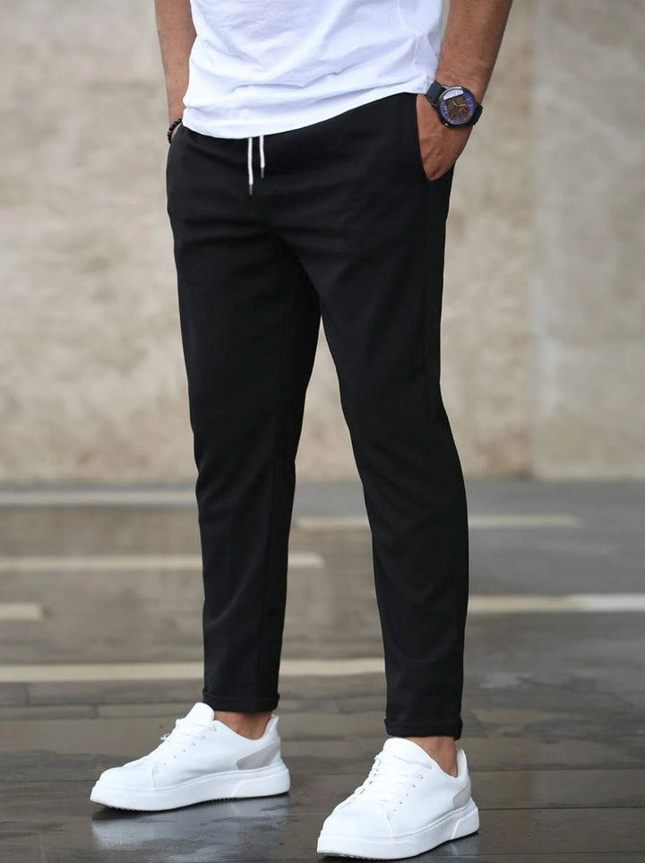 Zijaanzicht van een stijlvolle en comfortabele herenbroek, elastisch en veelzijdig voor casual lente/zomer mode.