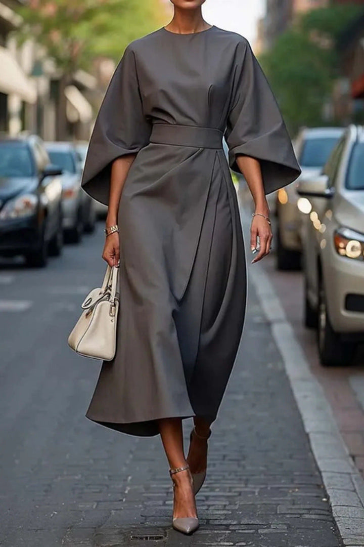 Comfortabele Hoymans midi zomerjurk met vleermuismouwen en tailleband, ideaal voor lente/zomer.