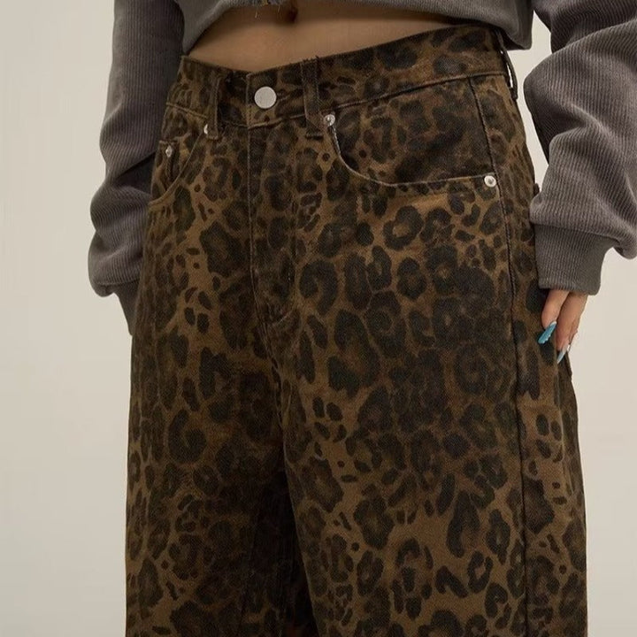 Opvallende Layla dames jeans met trendy luipaardprint, perfect als statement piece in damesmode.