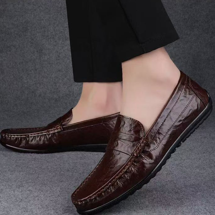 Stijlvolle heren loafers met klassiek design, perfect voor smart casual of formele outfits.