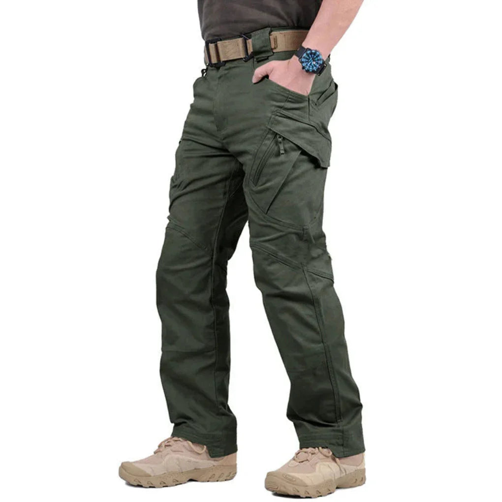 Duurzame heren regenbroek voor outdooractiviteiten, biedt bescherming en comfort tijdens trekking.