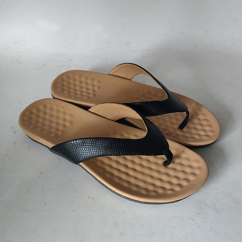 Een paar stijlvolle Noa dames sandalen, klaar voor comfortabele zomeravonden en modieuze vrije tijd.