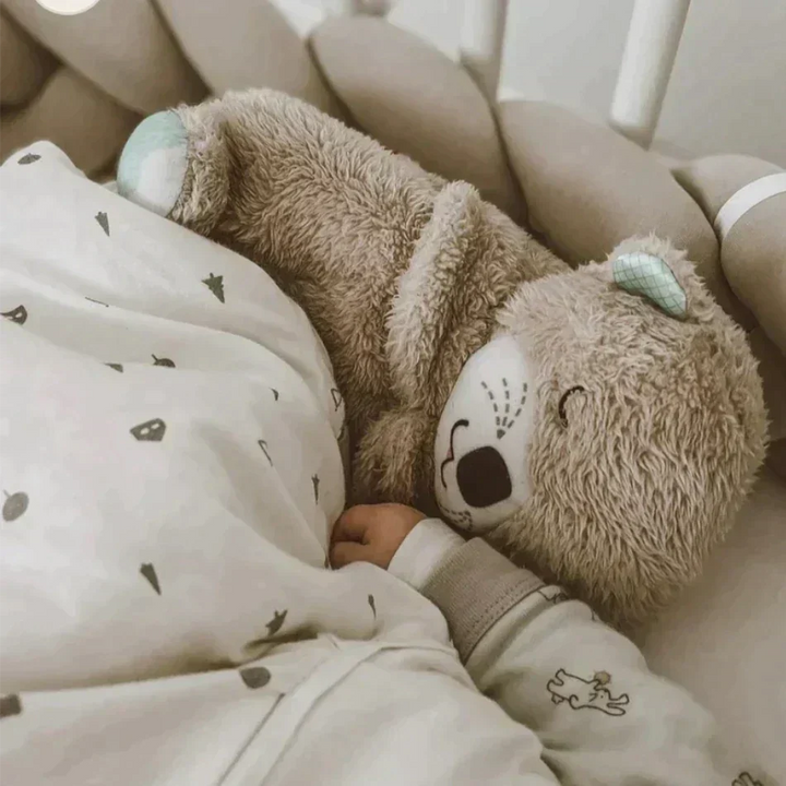 Zachte knuffelotter die helpt bij slaap voor baby's met ademhaling en kalmerende melodieën.