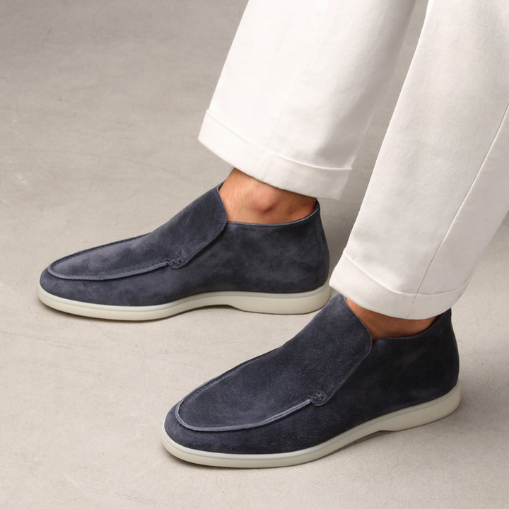 Stijlvolle bruine leren heren instappers, veelzijdige loafers voor casual en formeel gebruik.