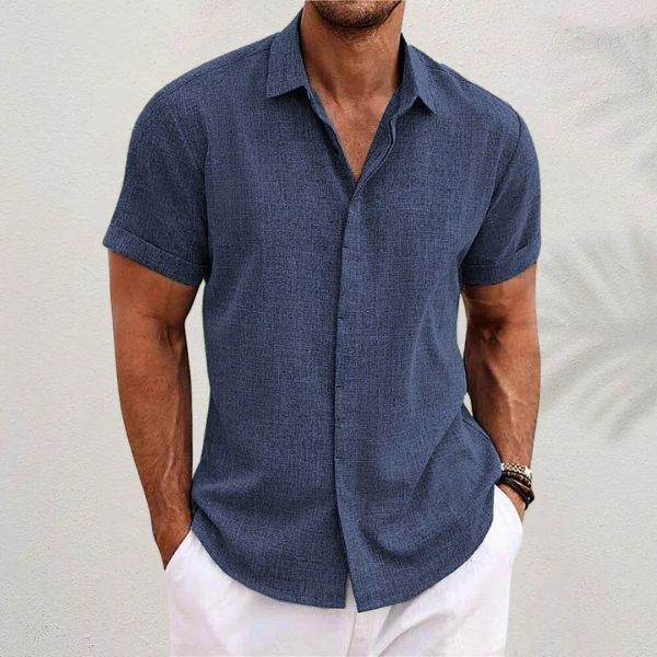 Elegant heren overhemd gedragen door model. Een stijlvolle keuze voor zomerse avonden en semi-formele looks.