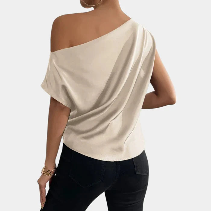 Stijlvolle beige off-shoulder top met vleermuismouwen voor dames, perfect voor zowel casual als elegante zomer- en lentemode.