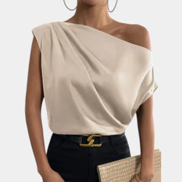 Elegante beige dames off-shoulder top met comfortabele vleermuismouwen, perfect voor zomerse dagen en casual lentemode.