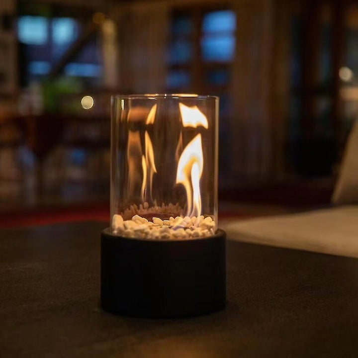 Sfeervolle olielamp met open vlam, klassiek design van metaal en glas voor thuis.