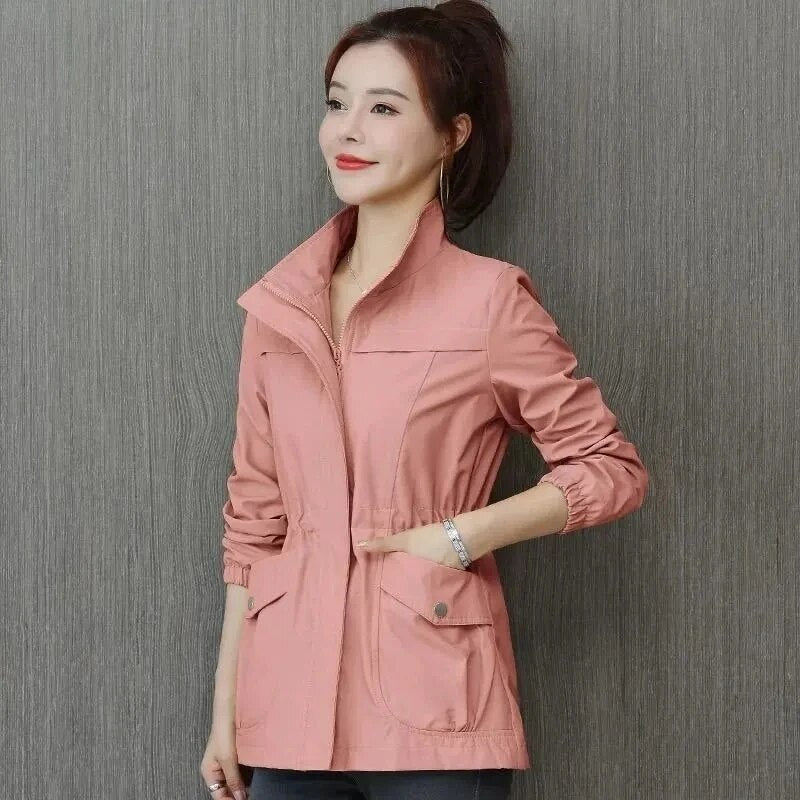 Elegante dames trenchcoat, voorzijde, met functionele verstelbare taille en knoopsluiting. Ideaal als voorjaarsjas.