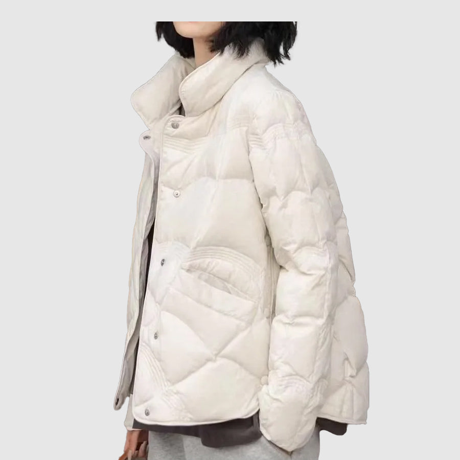 Dames lichtgewicht donsjas in beige, ideaal voor herfst en winter. Modieus en warm voor elk avontuur.