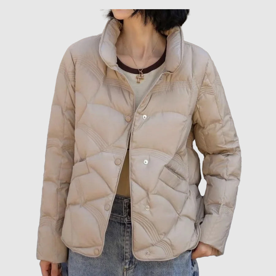 Zwarte warme lichtgewicht dames donsjas, perfecte bovenkleding voor koude winter- en herfstdagen.