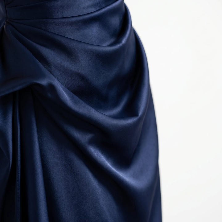 Stijlvolle asymmetrische one-shoulder damesjurk, mouwloos en elegant, geschikt voor feestelijke events.