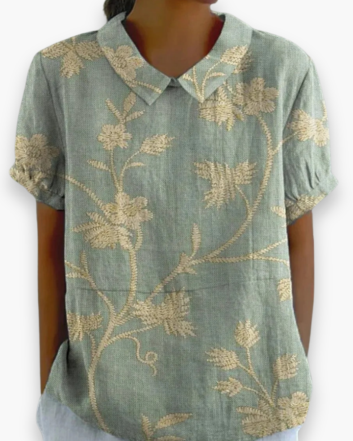 Luchtige damesblouse met vrolijke bloemenprint, ideaal voor een stijlvolle zomerlook.