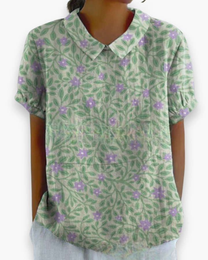 Detail van de bloemenprint op een luchtige dames blouse, voor een frisse zomerstijl.