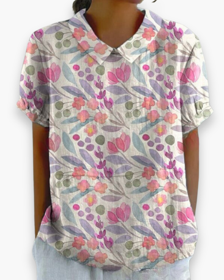 Veelzijdige damesblouse met bloemen voor zomer, zowel casual als netjes te dragen; comfortabel en luchtig.