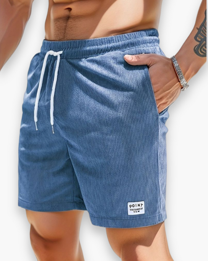 Man draagt blauwe casual herenshorts, perfect voor een relaxte zomerse middag of een strandwandeling.