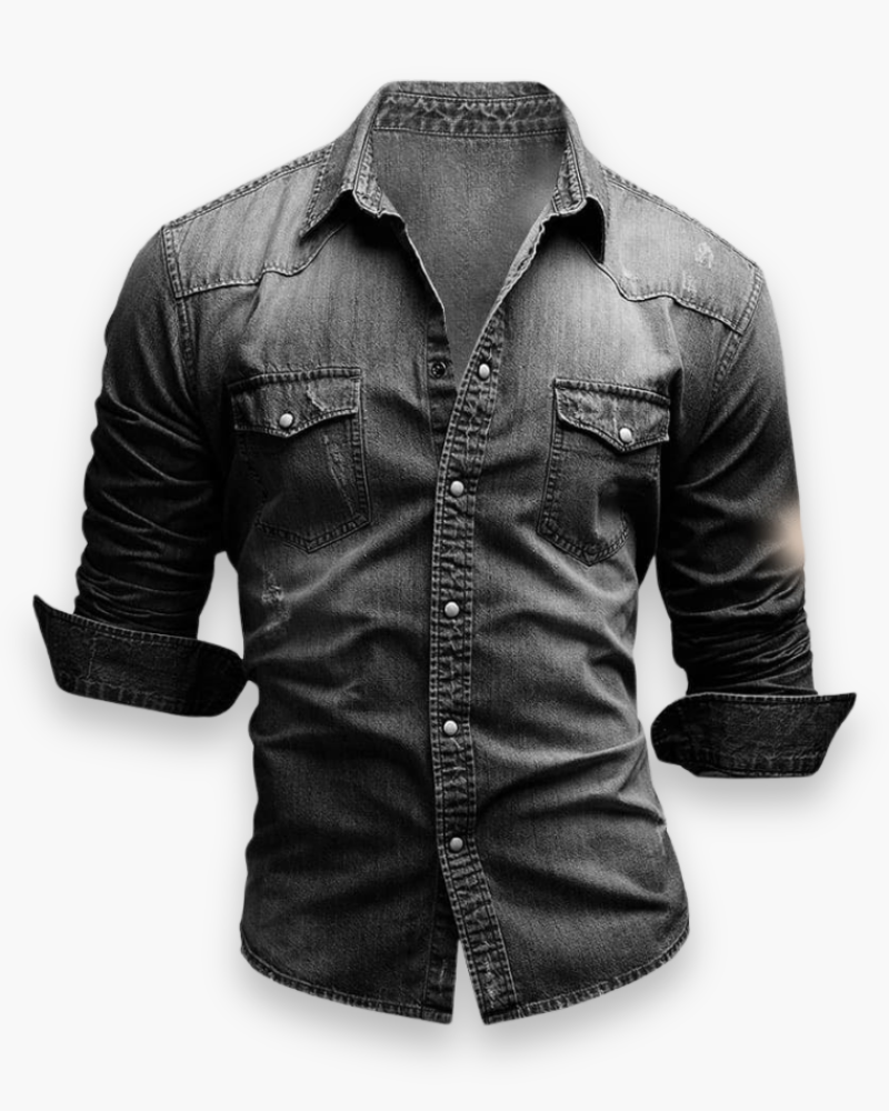 Moderne man draagt comfortabel spijkeroverhemd, perfect voor een casual, tijdloze outfit.