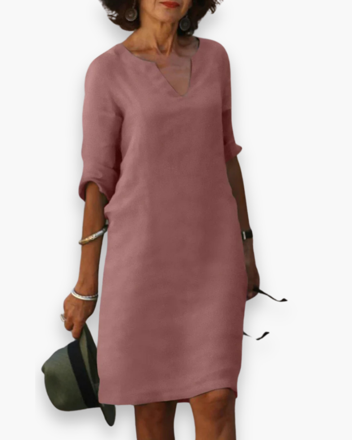 Zomerse damesjurk met V-hals en halflange mouwen, comfortabel en tijdloos in design.