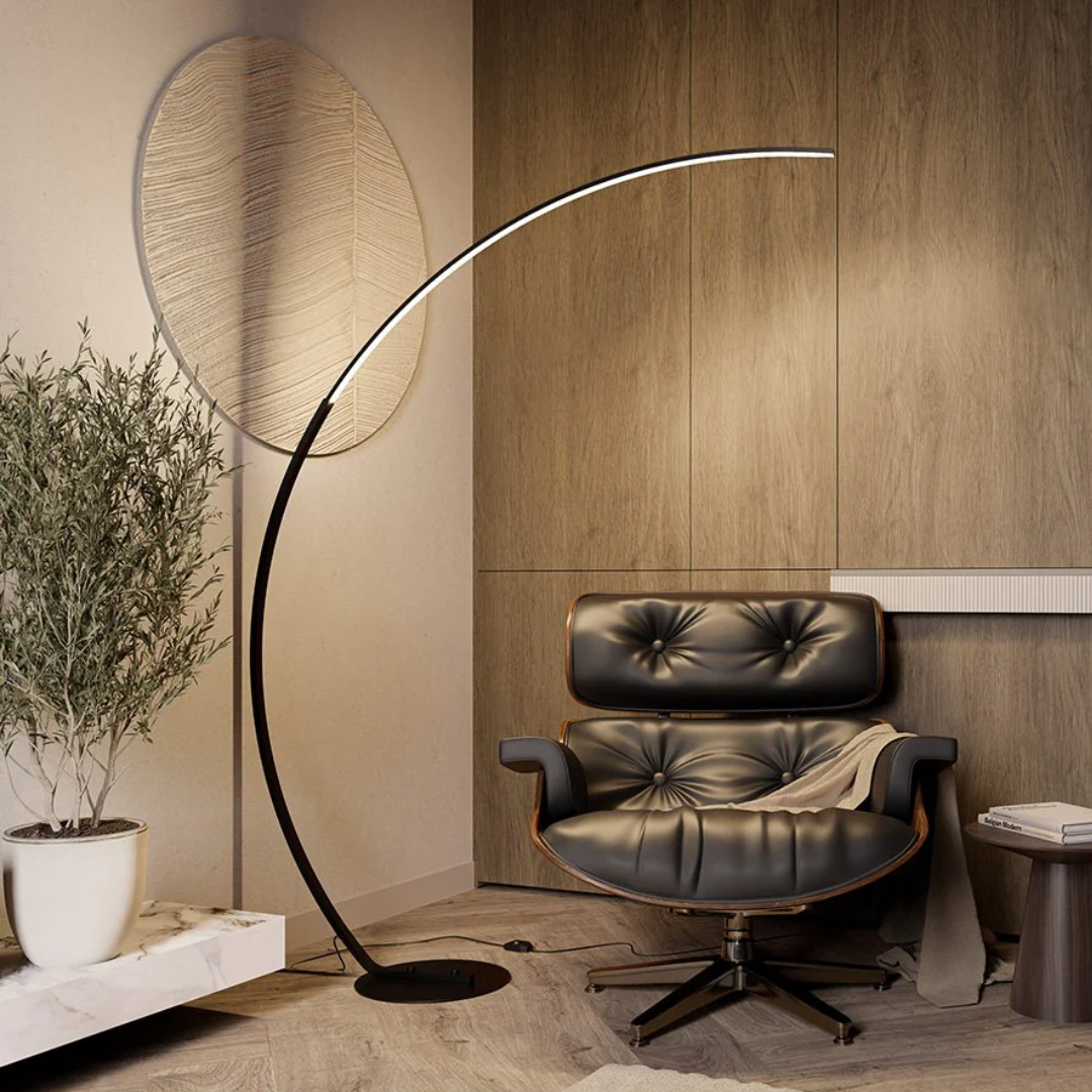 Elegante design vloerlamp met gebogen arm en geïntegreerde LED verlichting voor sfeervolle interieurs.