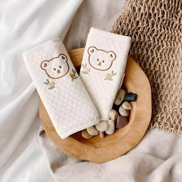 Set van twee kinder schouderpads met vrolijke dieren voor veilige en comfortabele ritten in kinderwagen of autostoel.