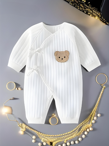 Zachte unisex romper met berenmotief en lange mouwen voor baby's. Deze comfortabele babykleding is perfect voor elke dag.