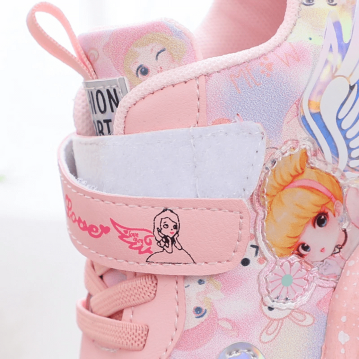 Gedetailleerde foto van de oplichtende zool en het klittenband van de LED kinder sneaker.